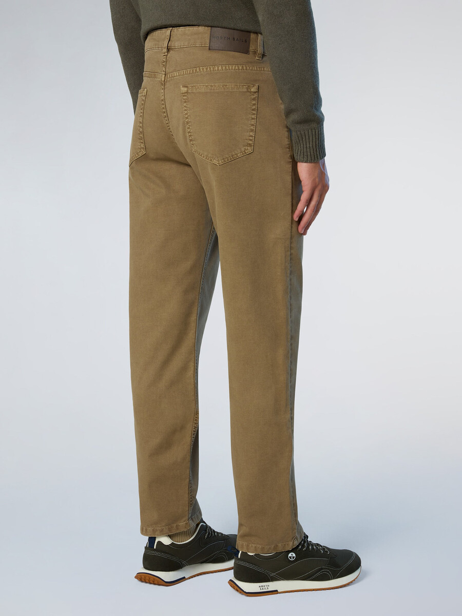 calça de sarja quebrada com 5 bolsos