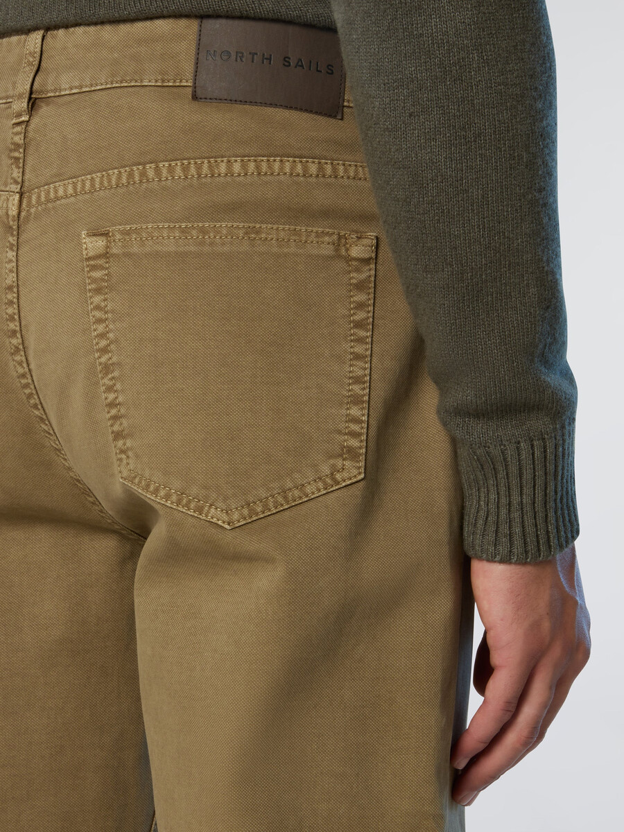 calça de sarja quebrada com 5 bolsos