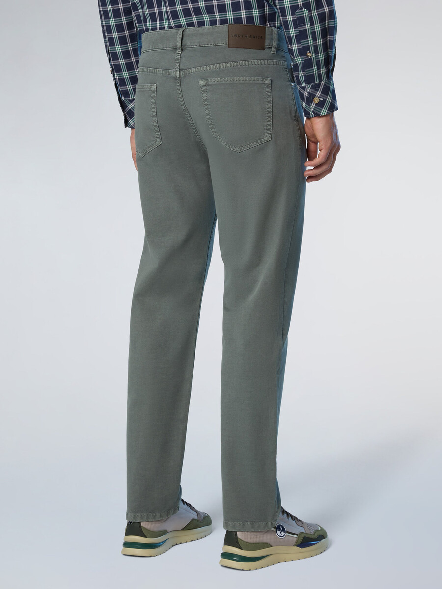 calça de sarja quebrada com 5 bolsos