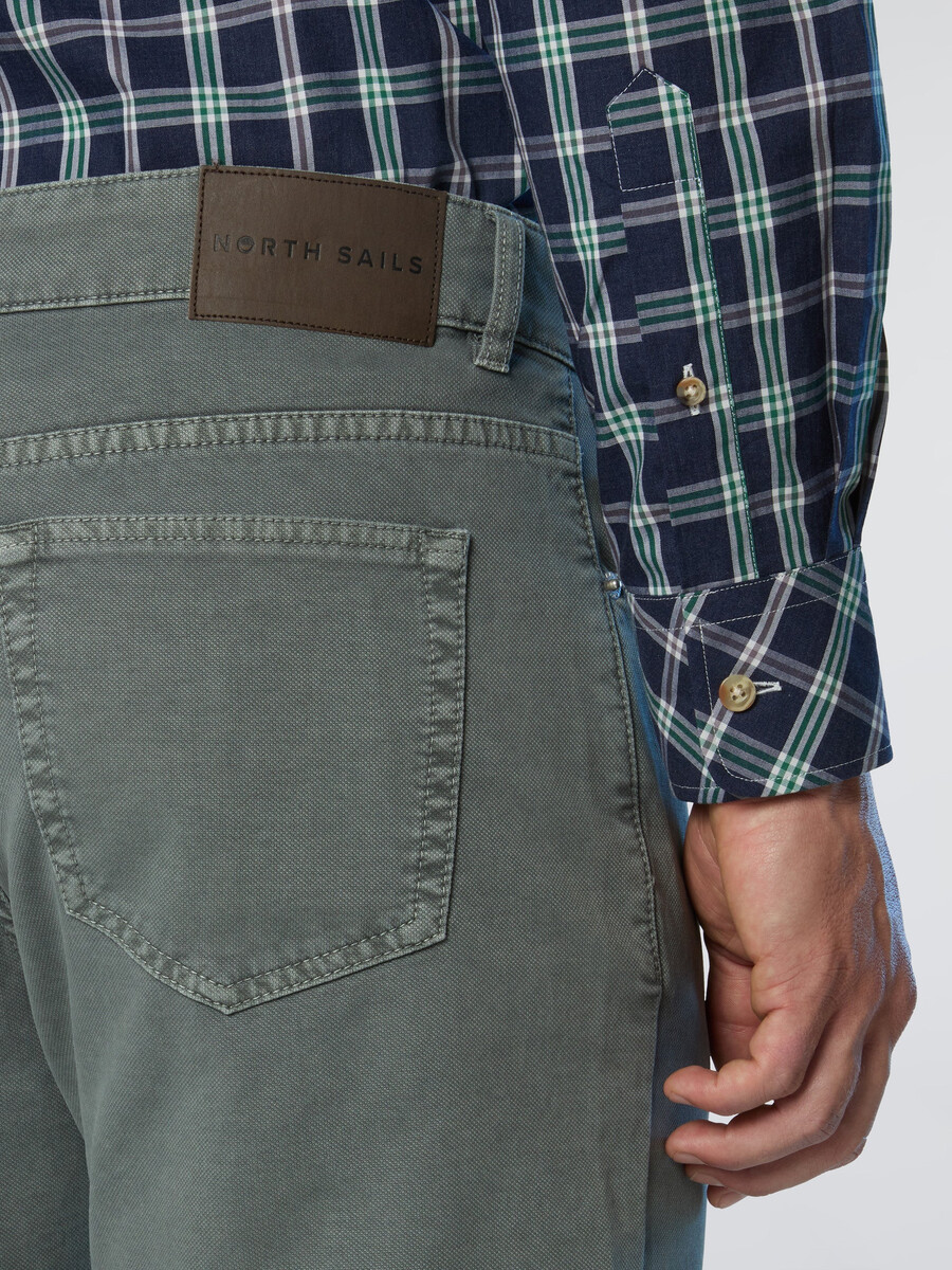 calça de sarja quebrada com 5 bolsos