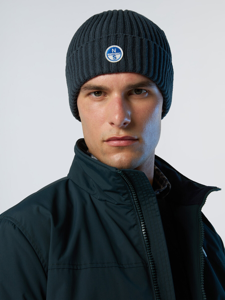 gorro canelado largo com etiqueta de logotipo