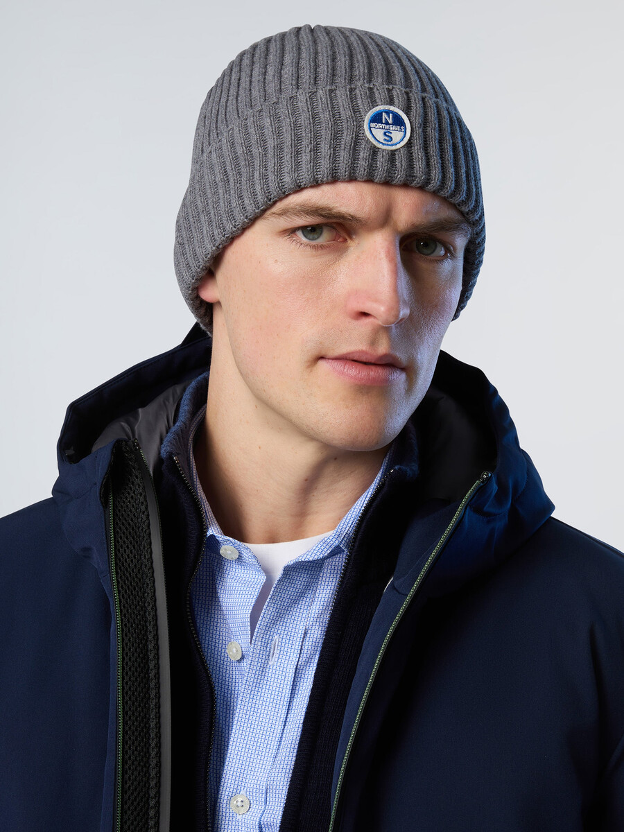 gorro canelado largo com etiqueta de logotipo