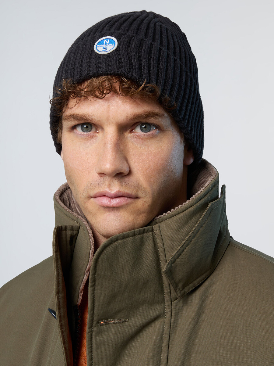 gorro canelado largo com etiqueta de logotipo