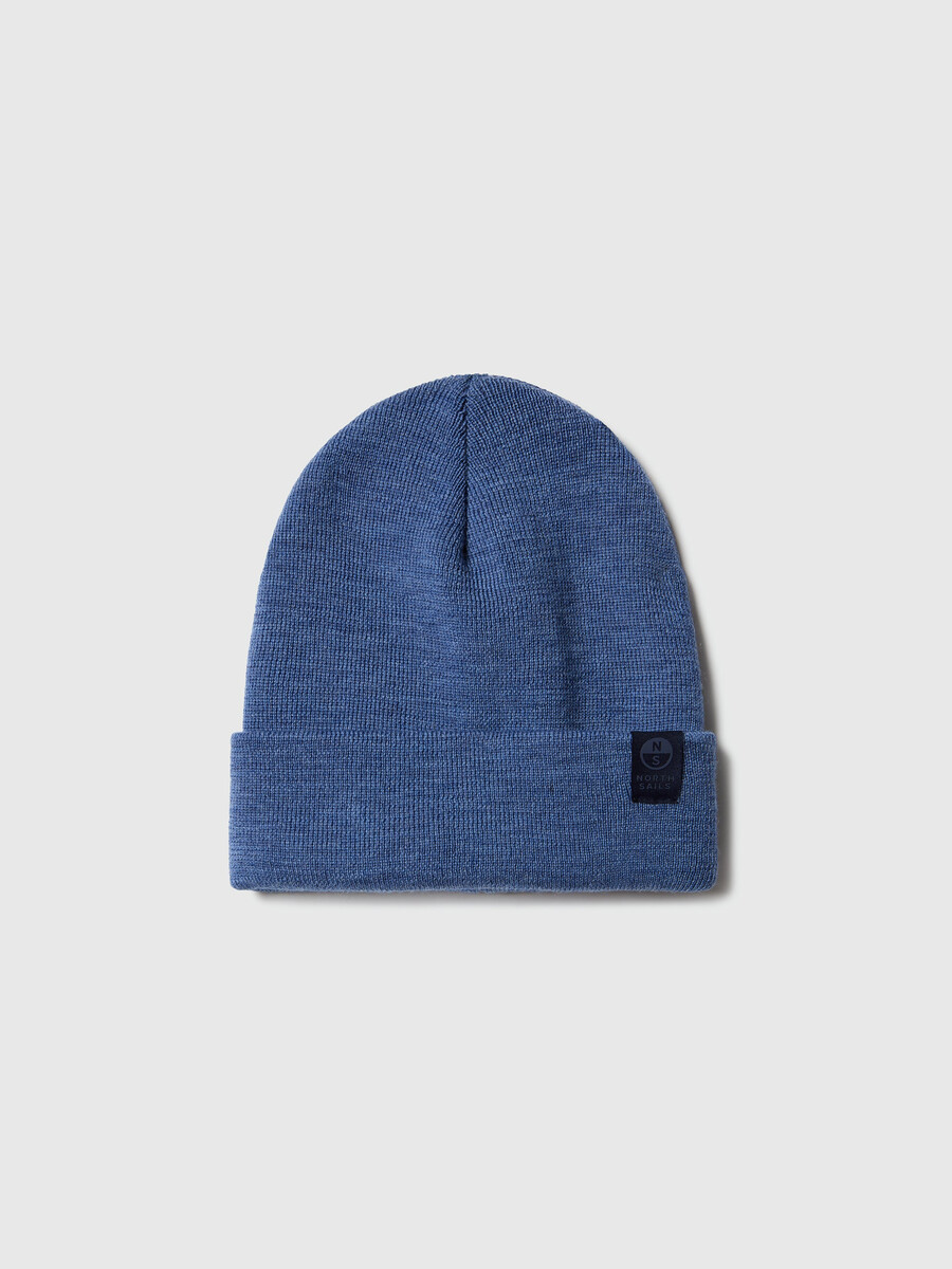 gorro de malha fina com aba dobrável.