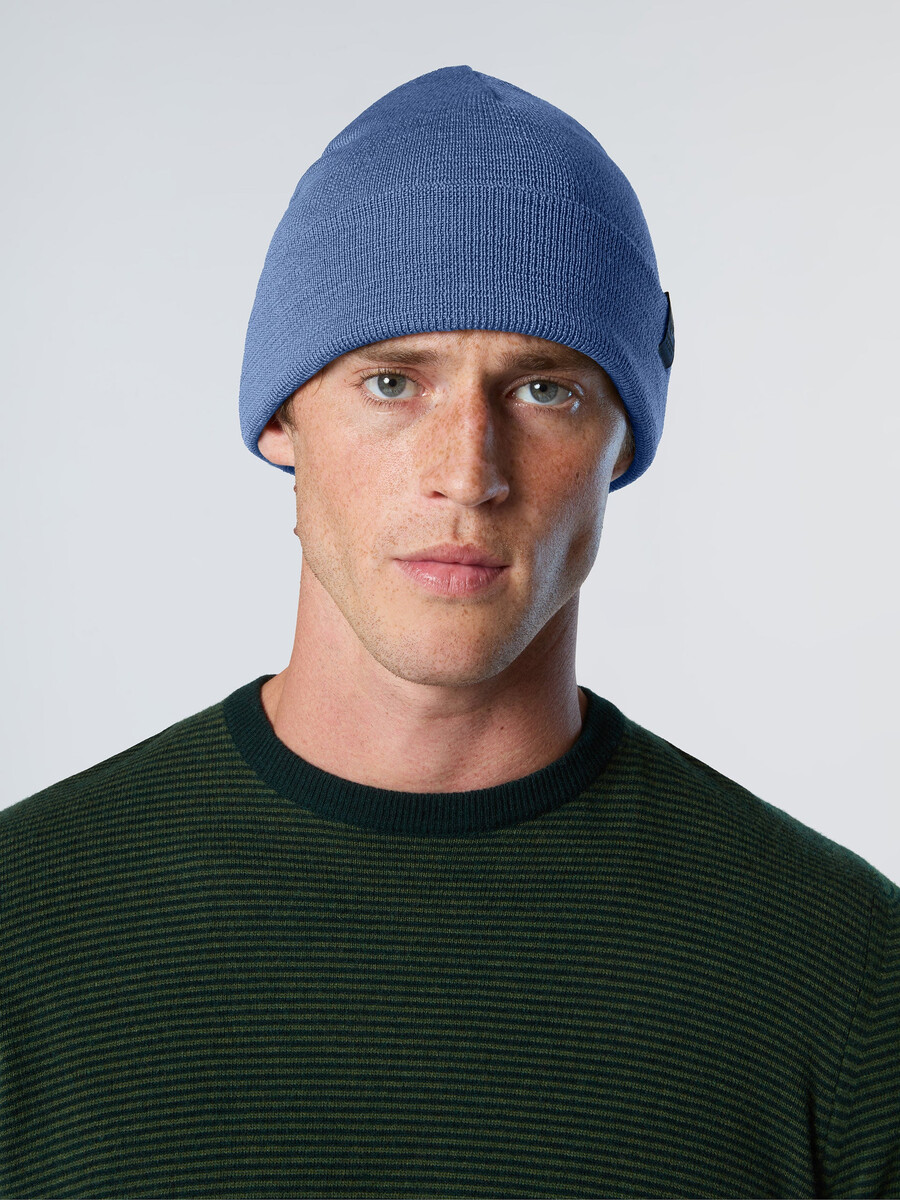 gorro de malha fina com aba dobrável.