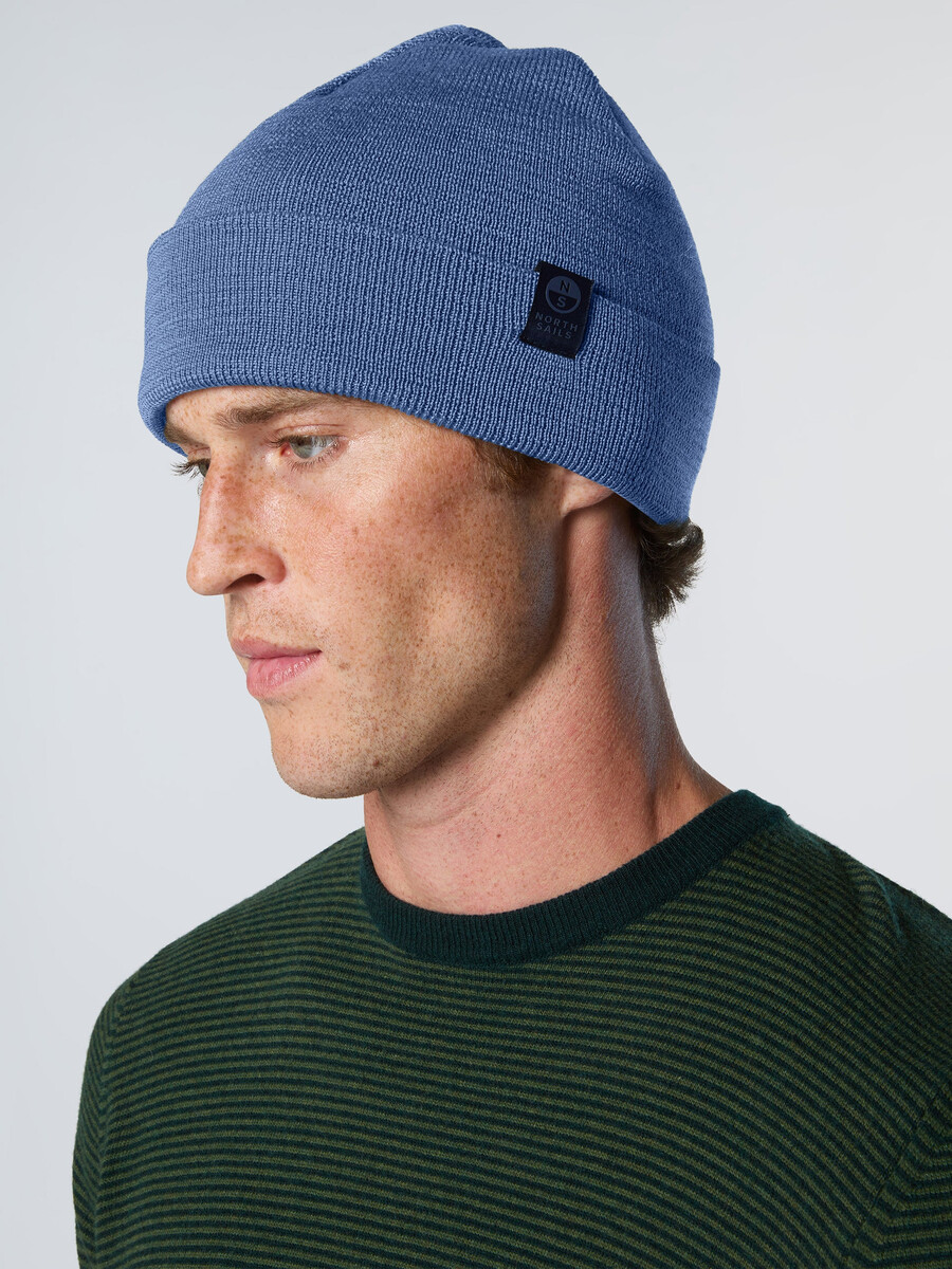 gorro de malha fina com aba dobrável.