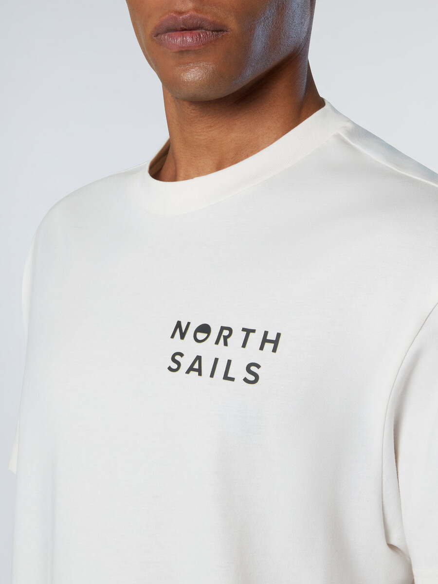 camiseta com estampa gráfica