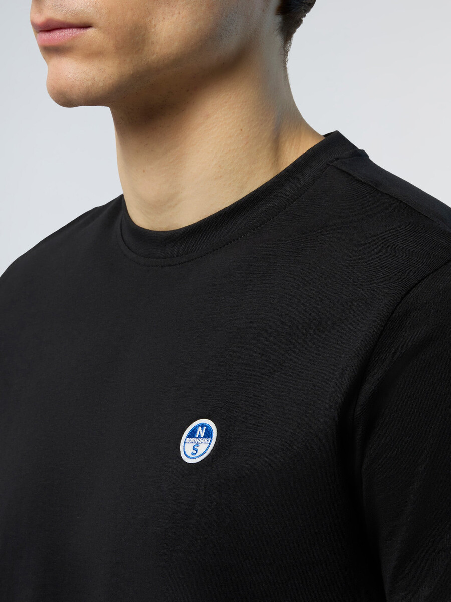 camiseta com patch de logotipo