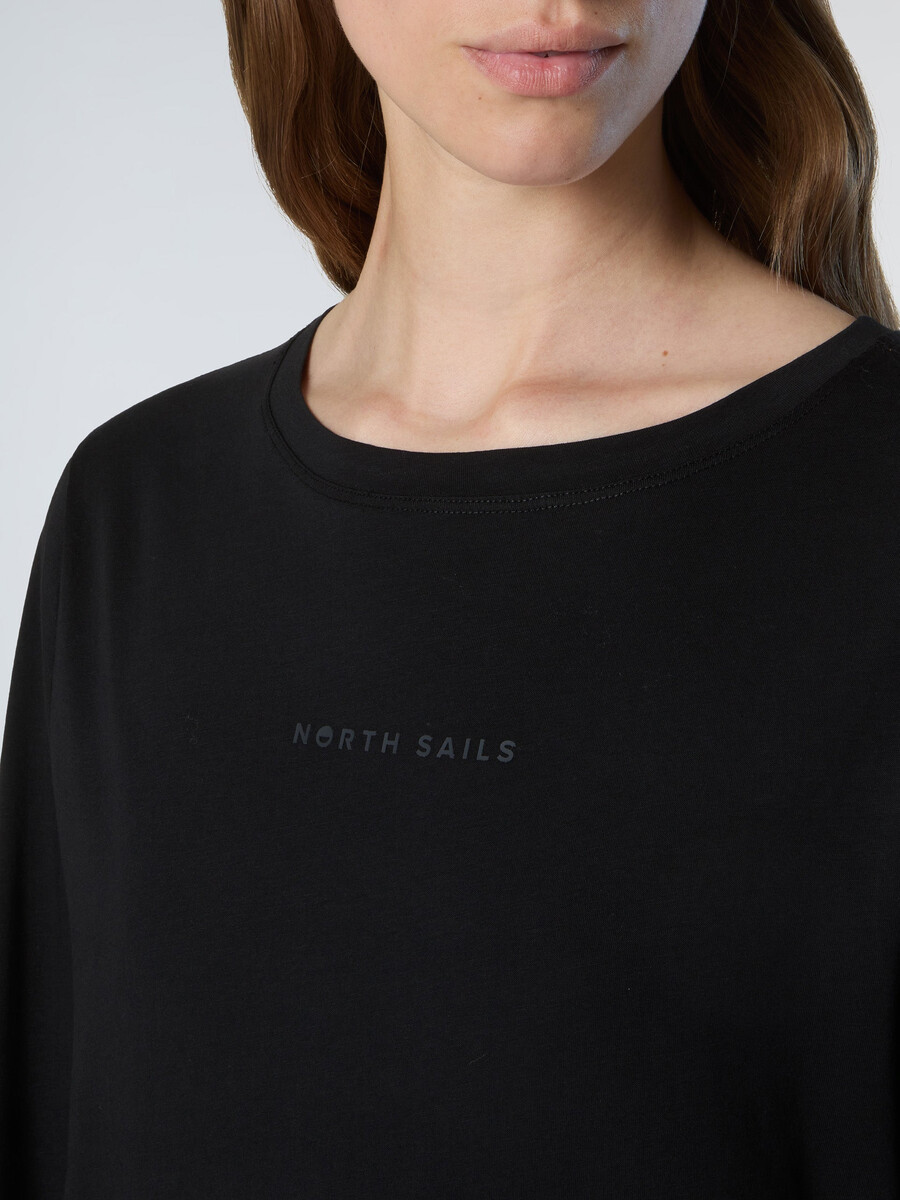 camiseta de manga comprida com logotipo em relevo